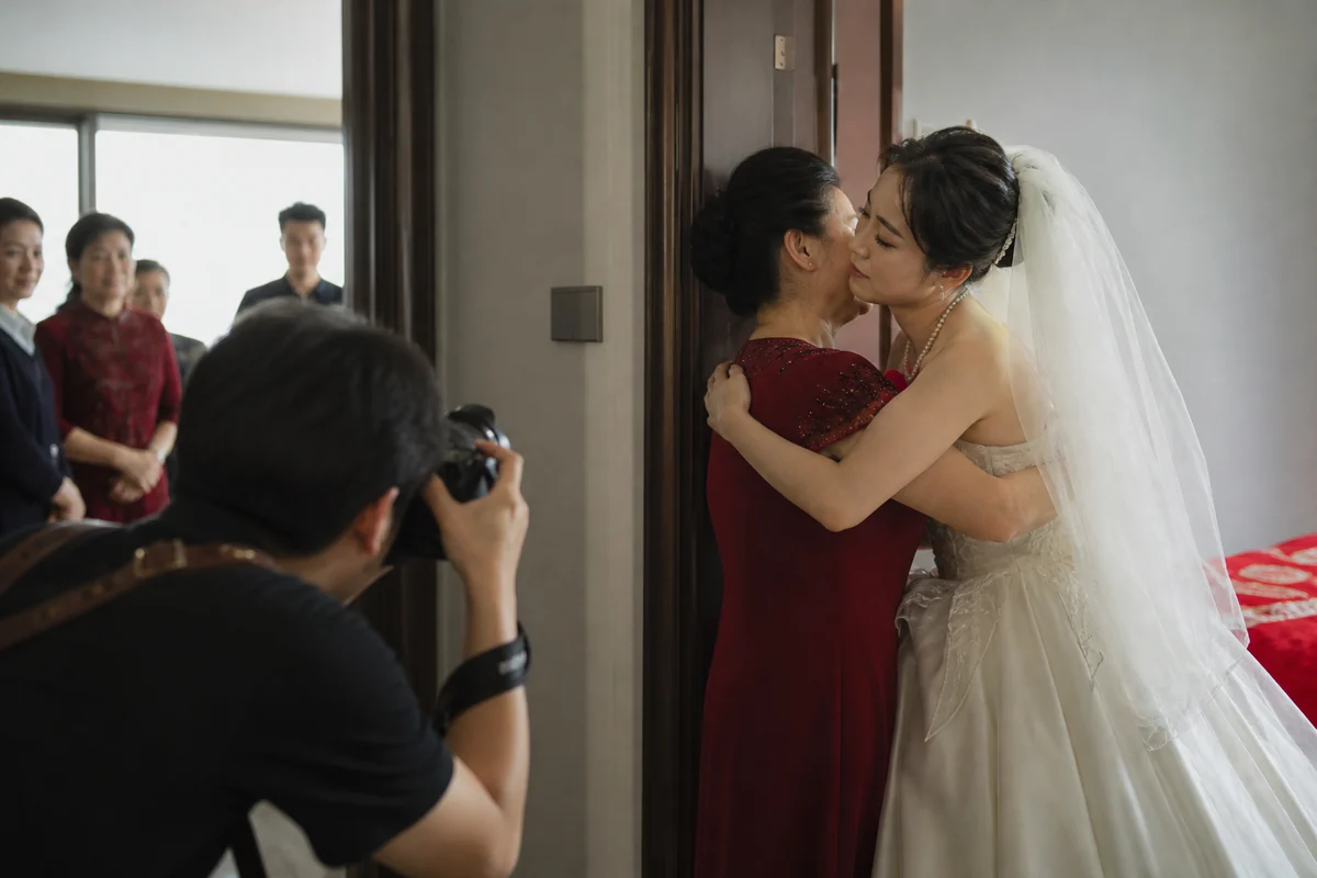 摄影师记录新娘与母亲拥抱的 AI 婚礼拍摄场景