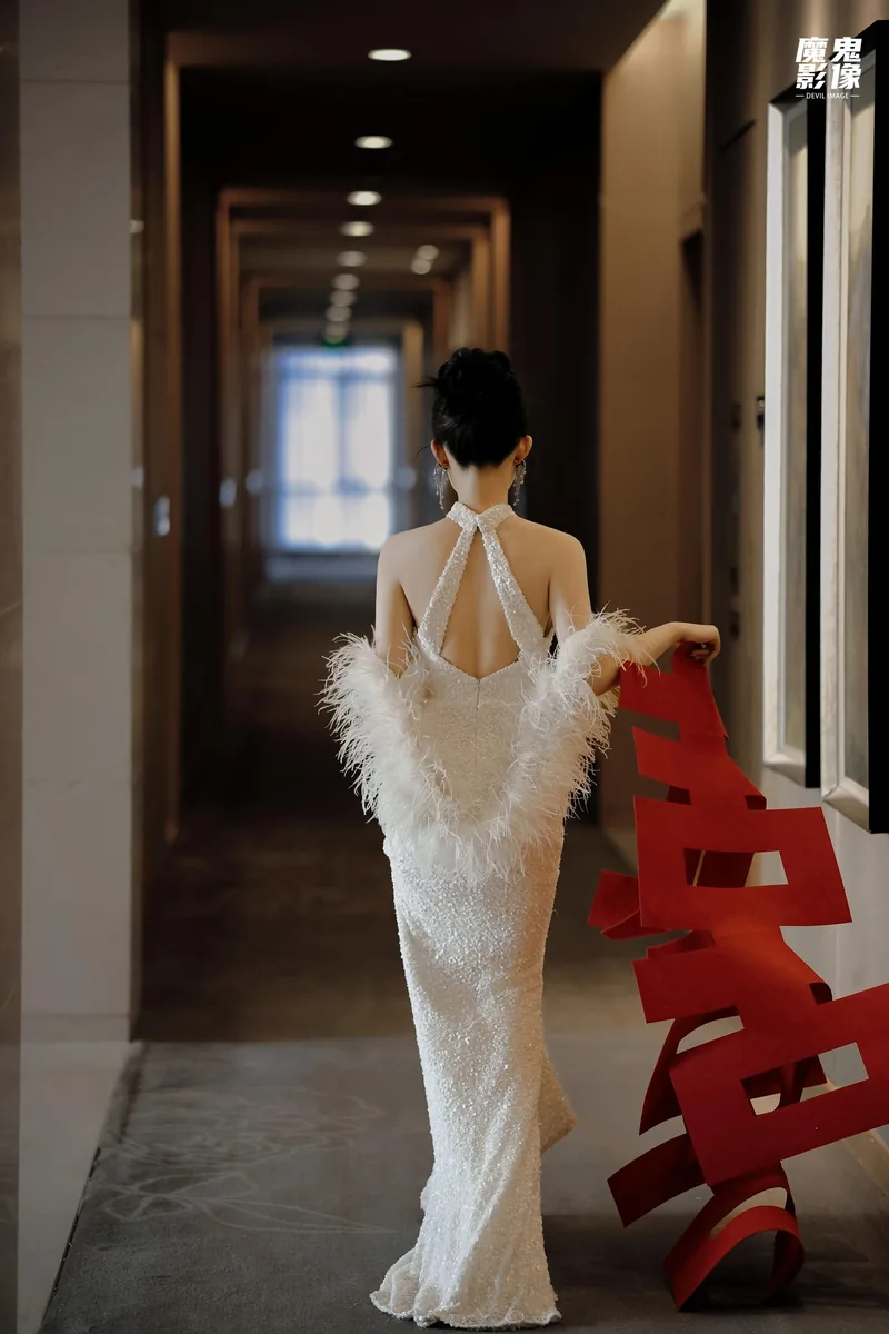 新娘手持红色喜字走在酒店走廊的魔鬼影像婚礼摄影作品